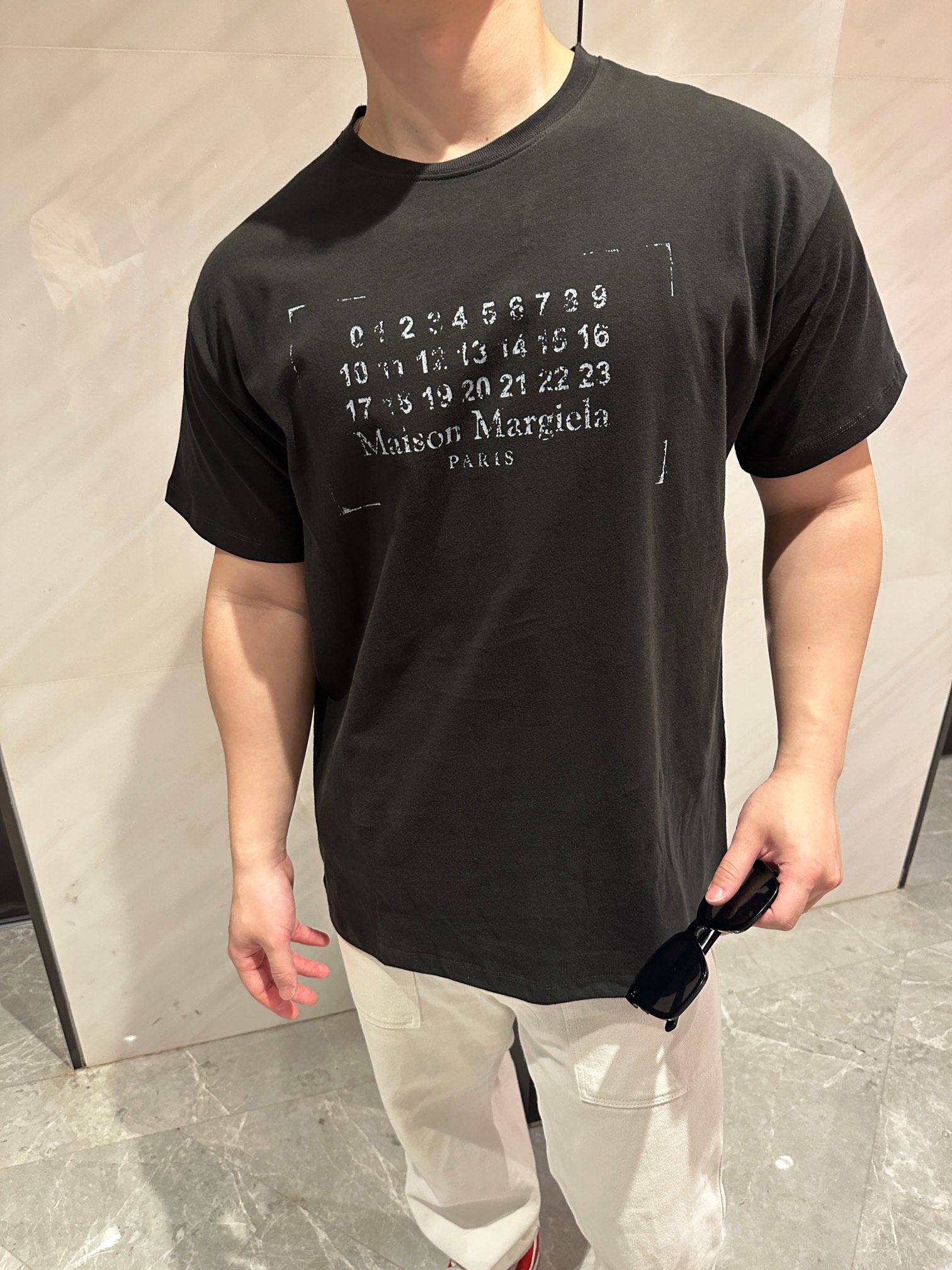 「正規品級」メゾン・マルジェラ ブラック スタンプ ロゴ Tシャツ 詳細画像 2