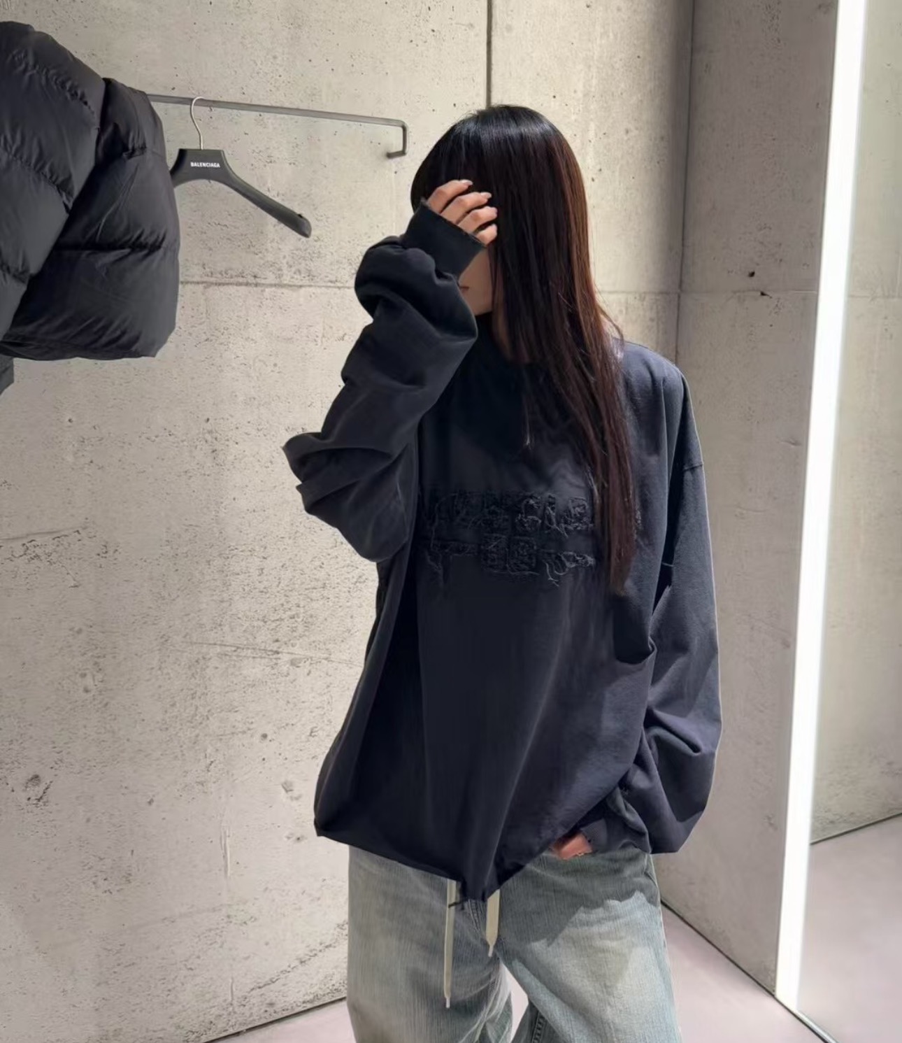 「正規品級」バレンシアガ インサイドアウト Tシャツ ミディアムフィット ブラック フェード 詳細画像 2
