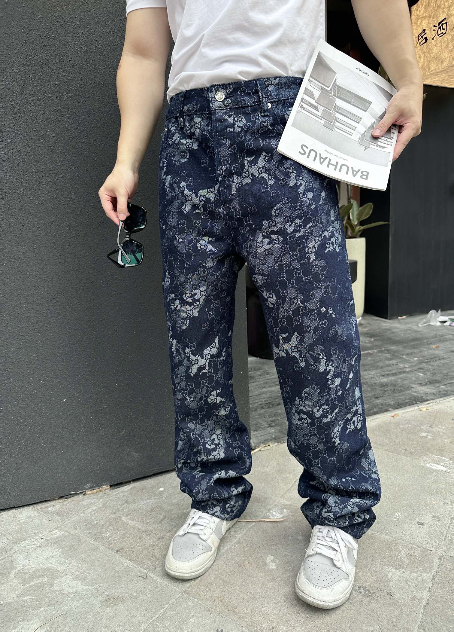 グッチの迷彩柄ジャカードスーツ、デニムパンツ 詳細画像 1