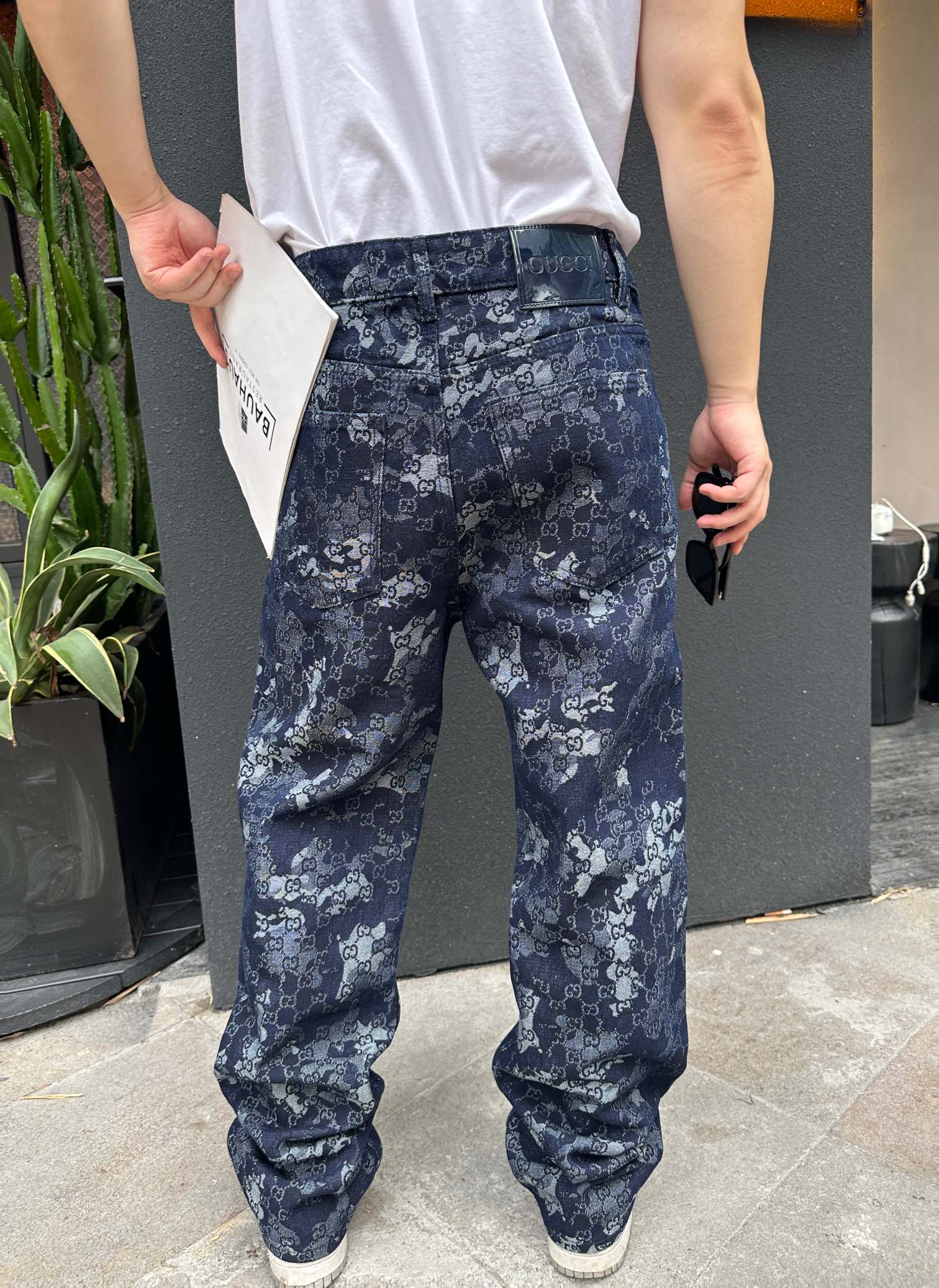 グッチの迷彩柄ジャカードスーツ、デニムパンツ 詳細画像 2