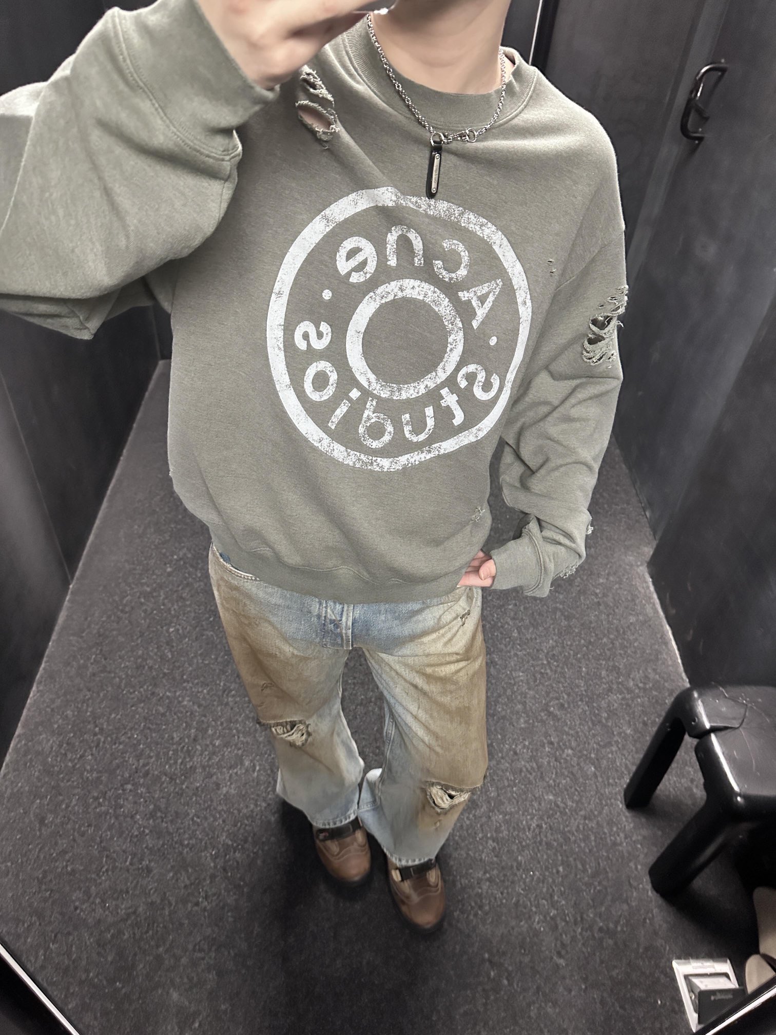ACNE STUDIOS ダメージ加工プリント リップドクルーネック スウェットシャツ グレー 詳細画像 3