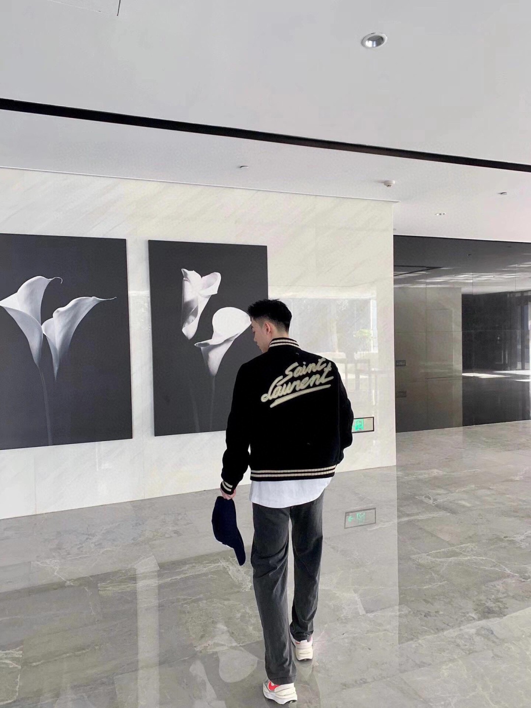 背面に文字が入ったサンローラン本革ベースボールジャケット 詳細画像 1