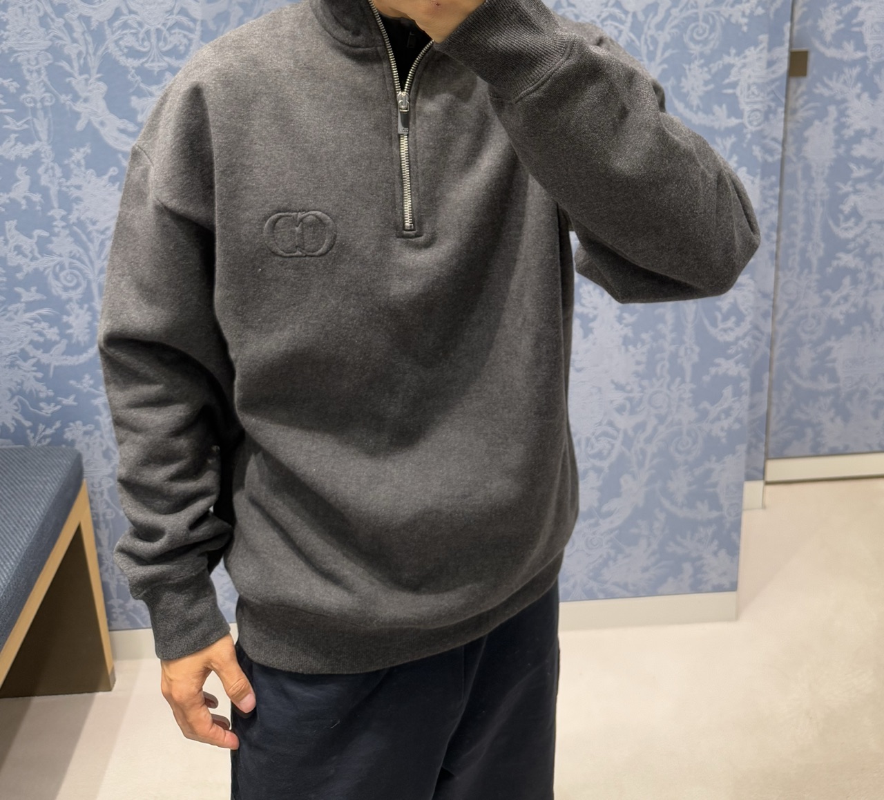 ディオールのラウンド刺繍ハーフジップスーツ(スタンドカラースウェットシャツ付き) 詳細画像 1