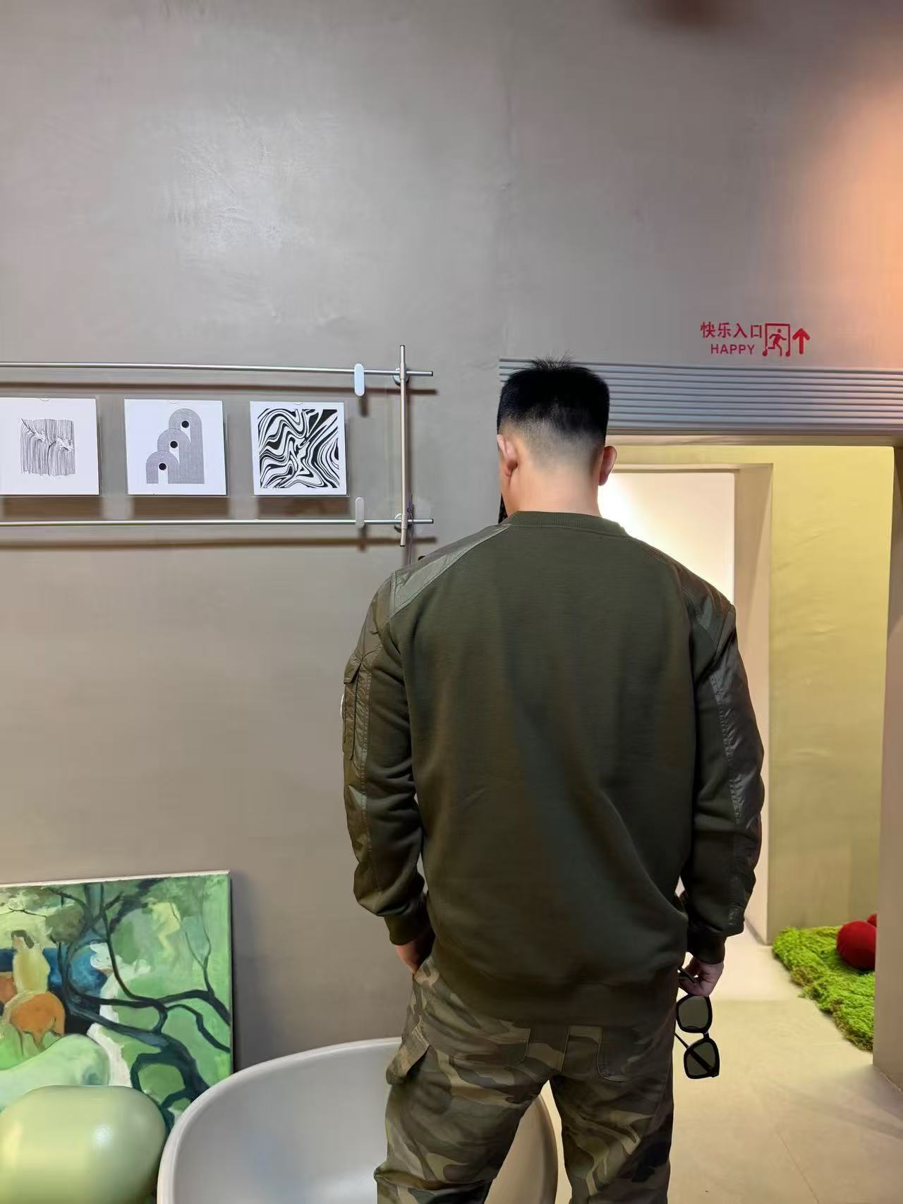 モンクレールのパッチワークスリーブポケットクルーネックスウェットシャツ 詳細画像 2