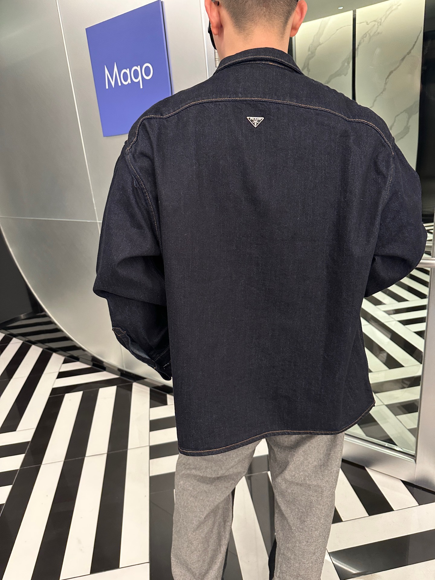 背中に小さなロゴが入ったプラダのデニムシャツジャケット 詳細画像 2