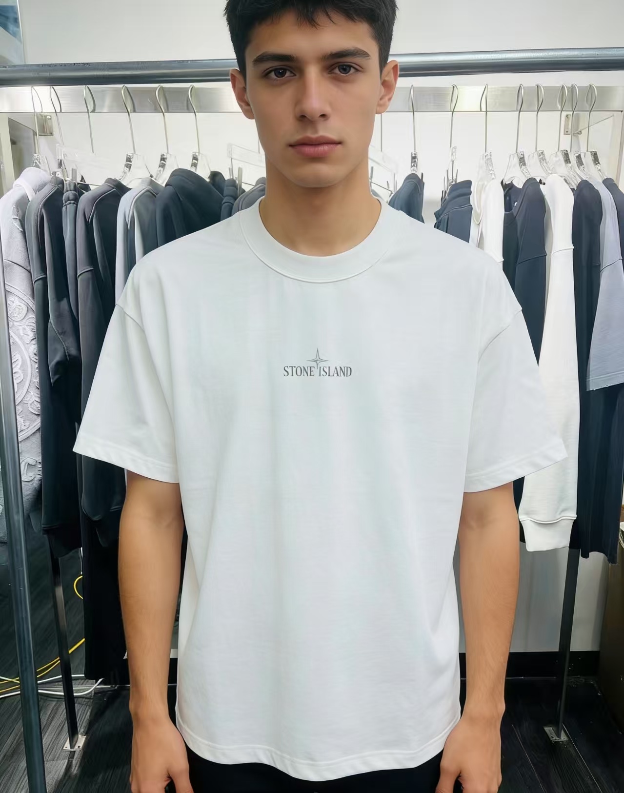 ストーンアイランドの半袖Tシャツ(背面にぼやけたコンパスプリント入り) 詳細画像 1