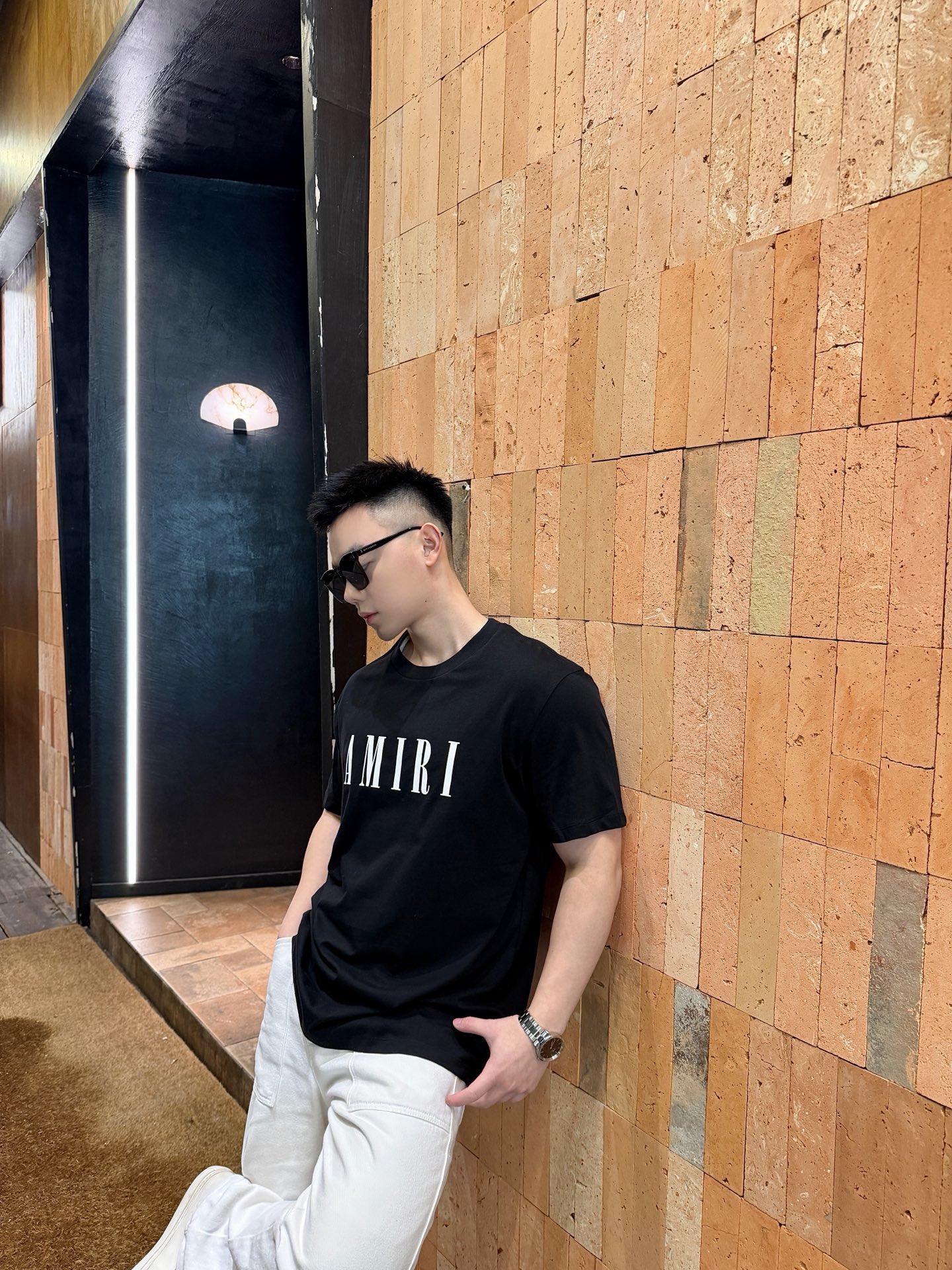 AMIRI 厚手の糊を使った文字プリント半袖Tシャツ、ブラック 詳細画像 2