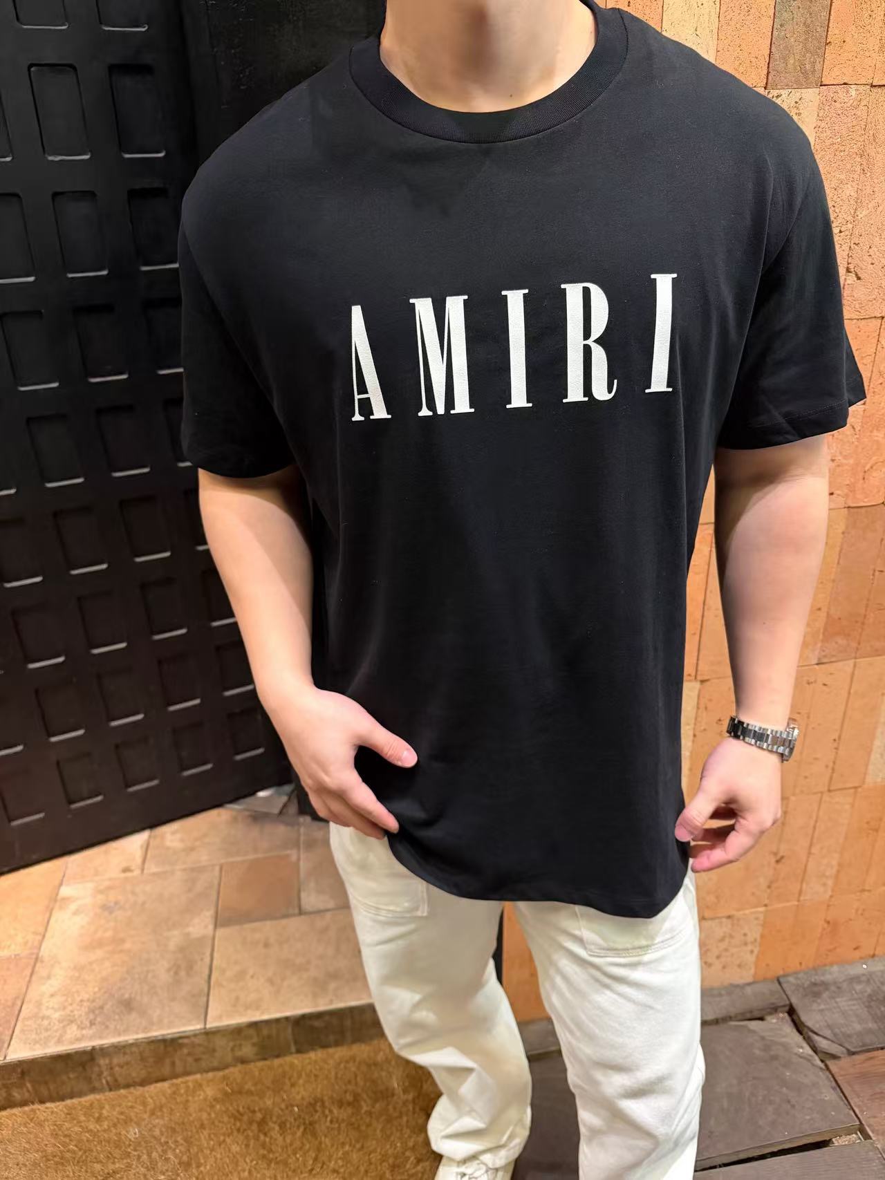 AMIRI 厚手の糊を使った文字プリント半袖Tシャツ、ブラック 詳細画像 1
