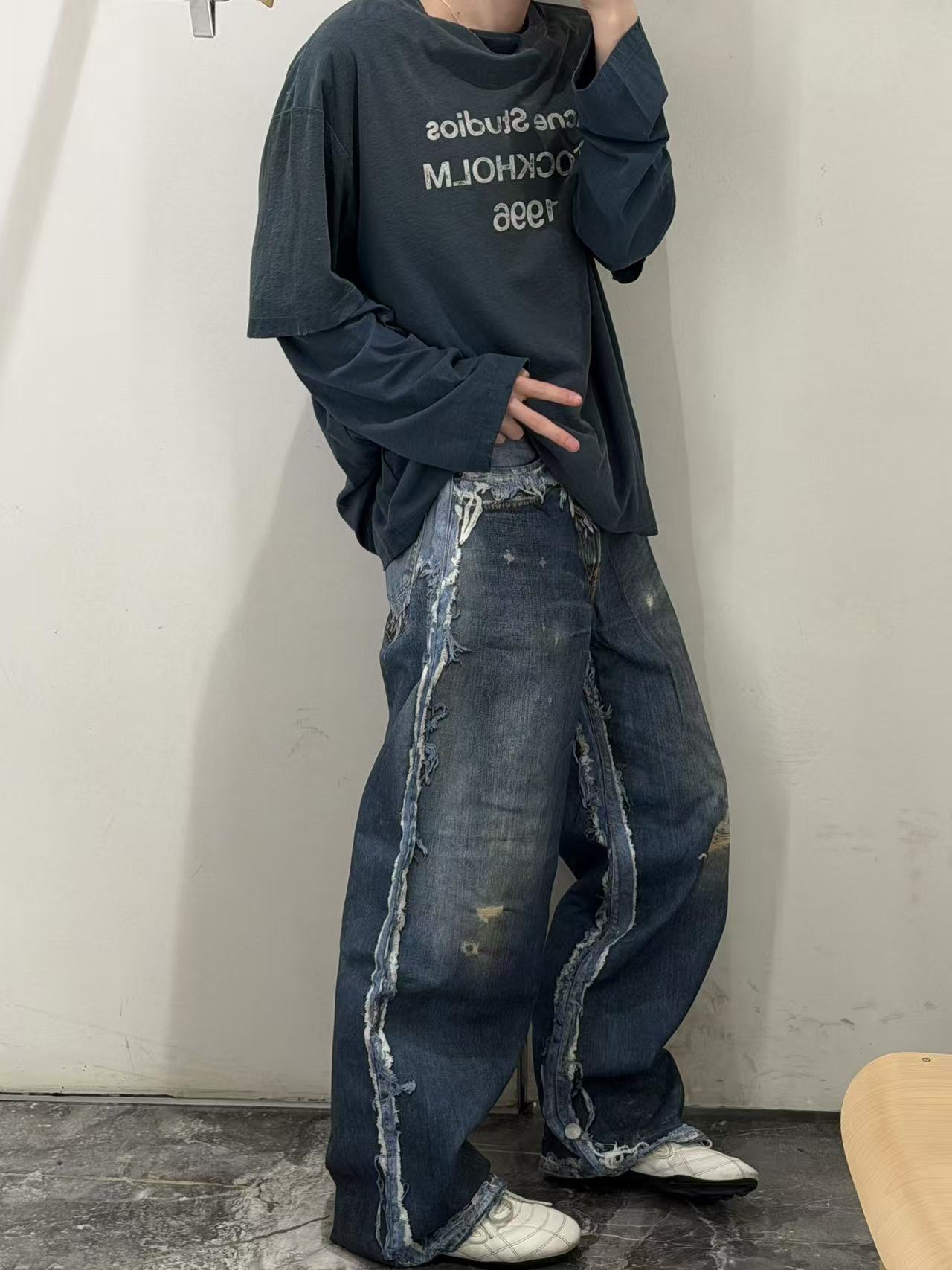 裏側にほつれ加工が施された、Acne Studiosのダメージ加工デニムジーンズ 詳細画像 1