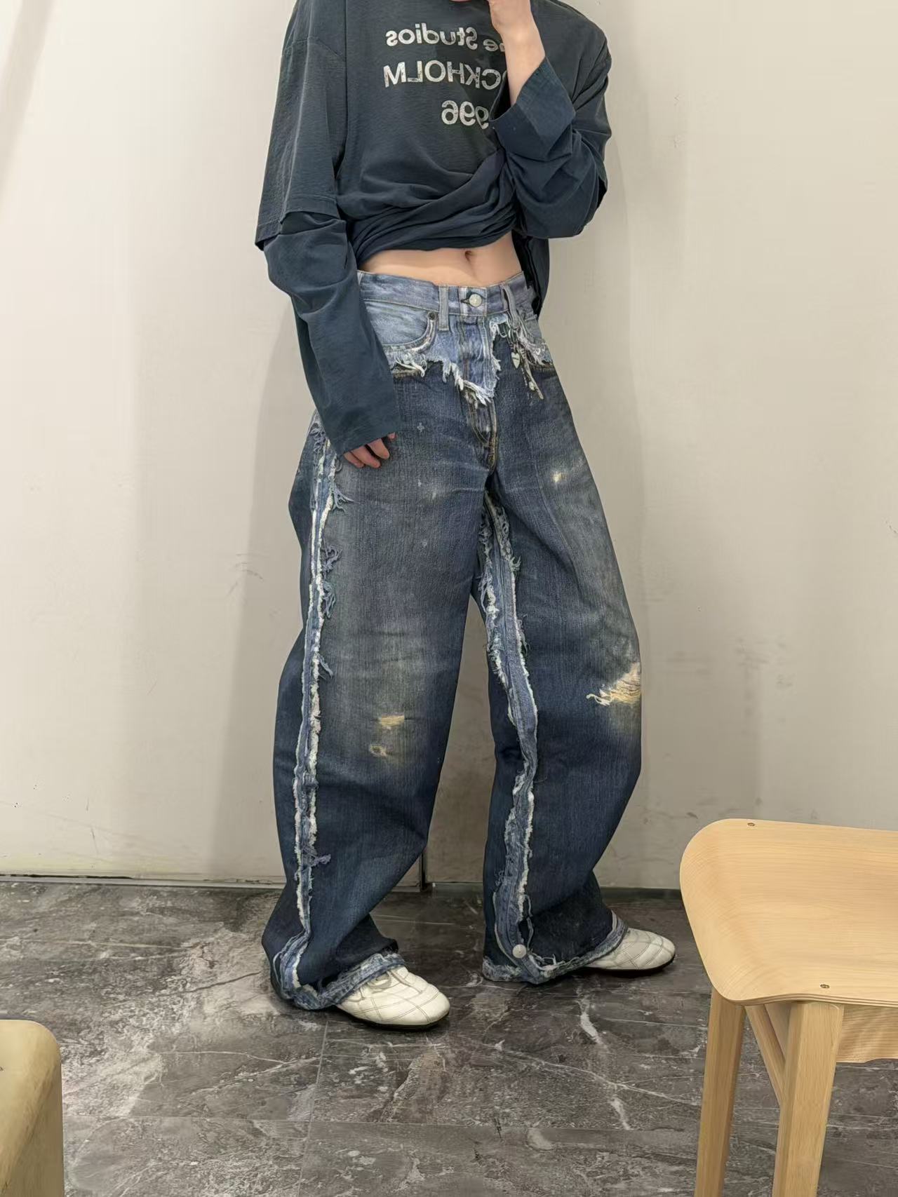 裏側にほつれ加工が施された、Acne Studiosのダメージ加工デニムジーンズ 詳細画像 3