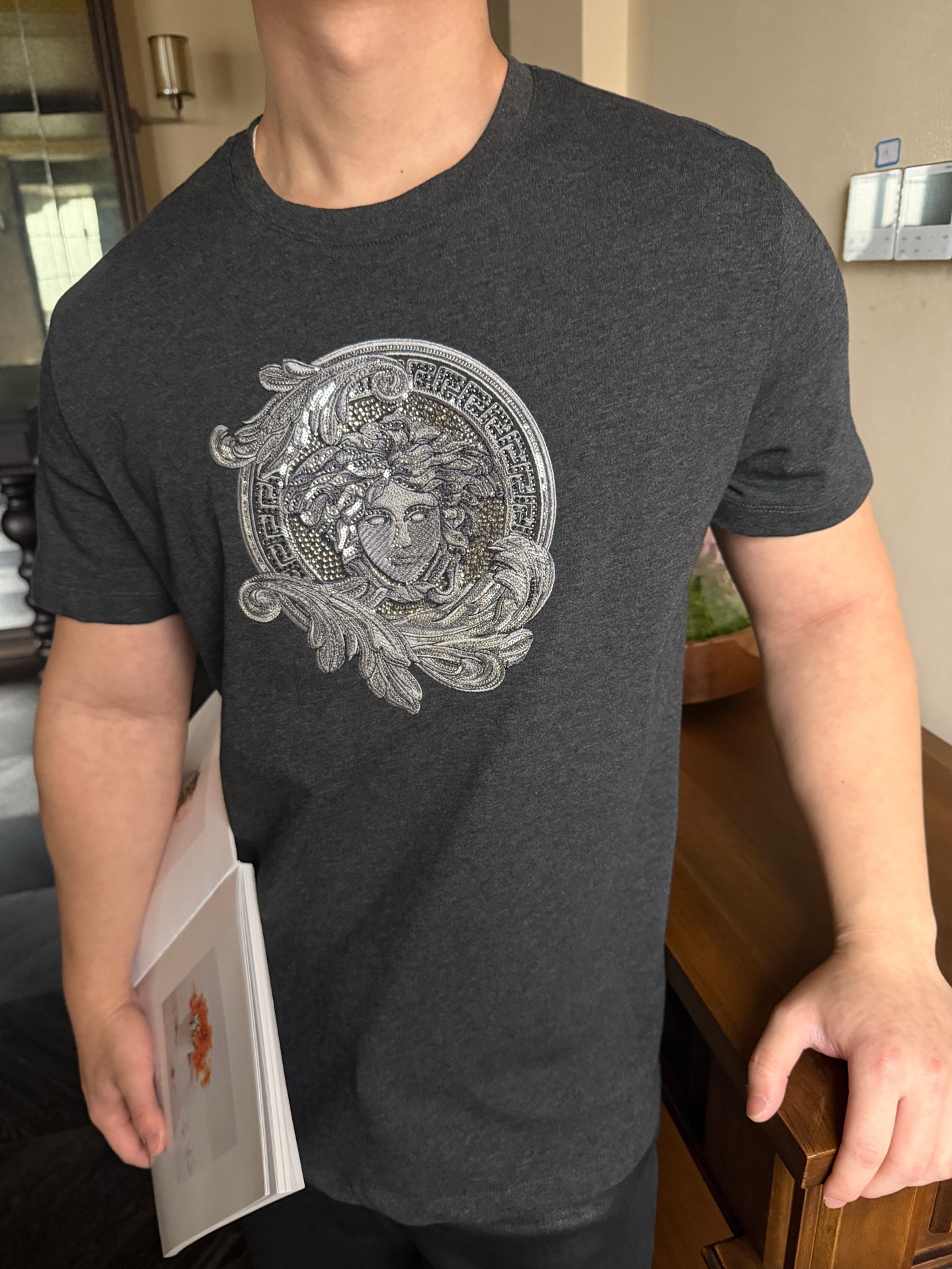 ヴェルサーチ メデューサ刺繍入り半袖Tシャツ、グレー 詳細画像 1