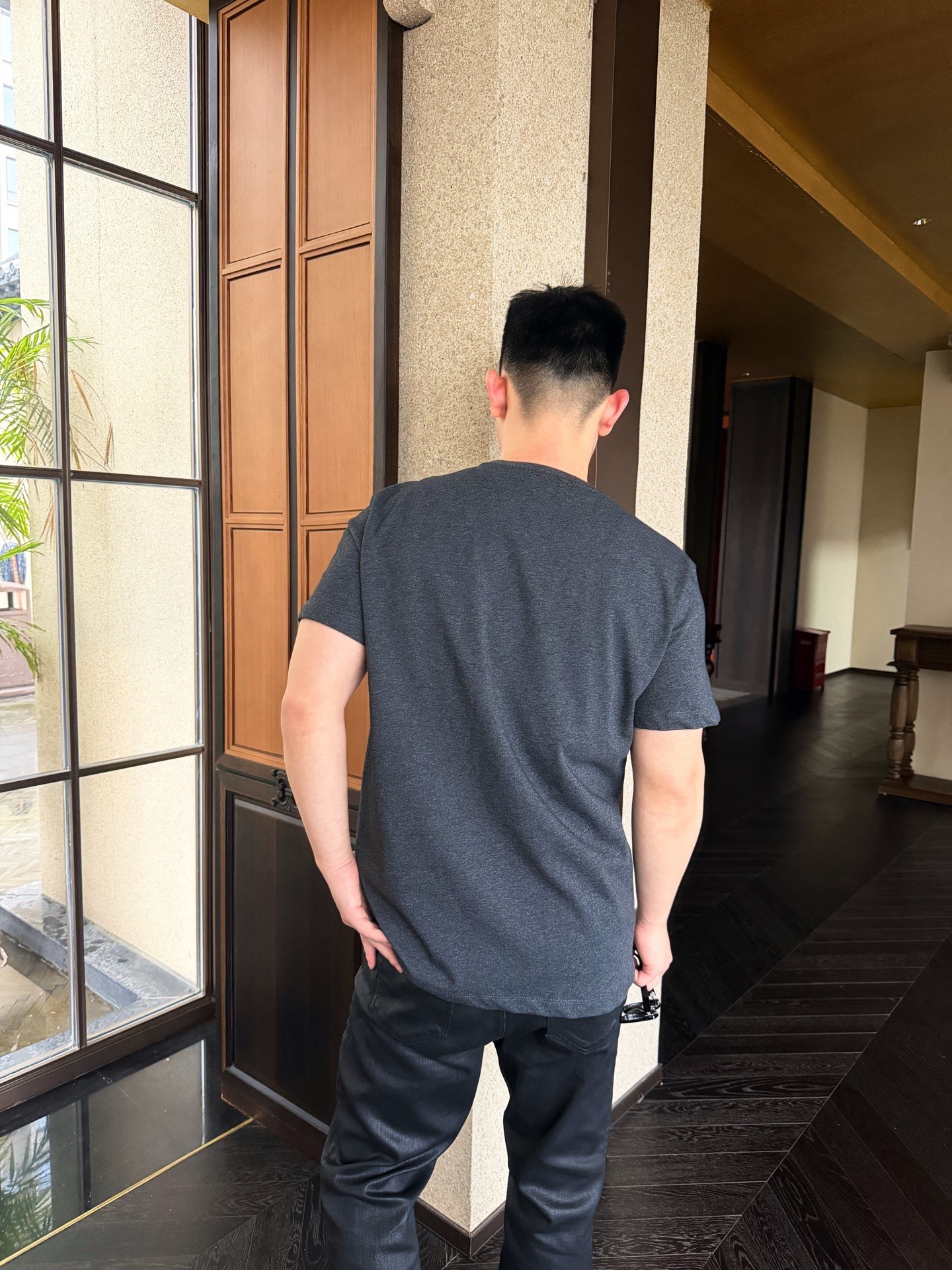 ヴェルサーチ メデューサ刺繍入り半袖Tシャツ、グレー 詳細画像 3