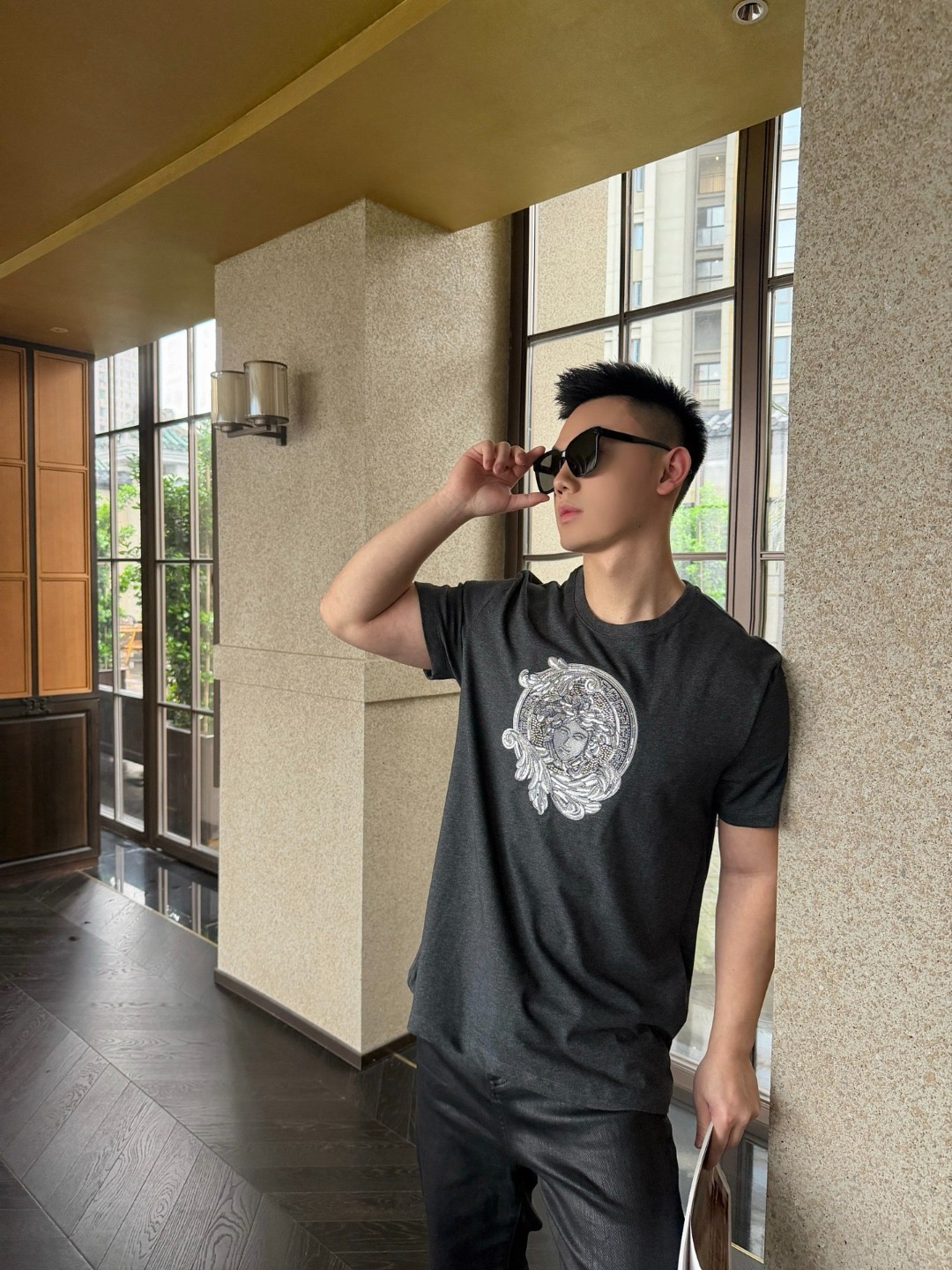 ヴェルサーチ メデューサ刺繍入り半袖Tシャツ、グレー 詳細画像 2