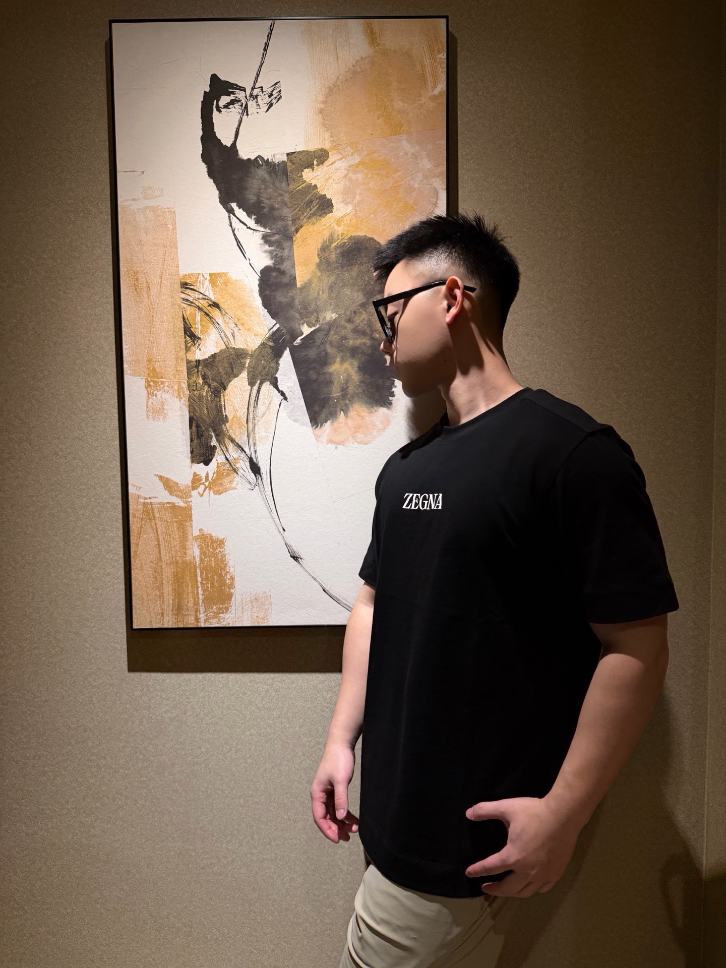 ゼニアの半袖シャツ。胸に文字プリント入り、ブラック。 詳細画像 2