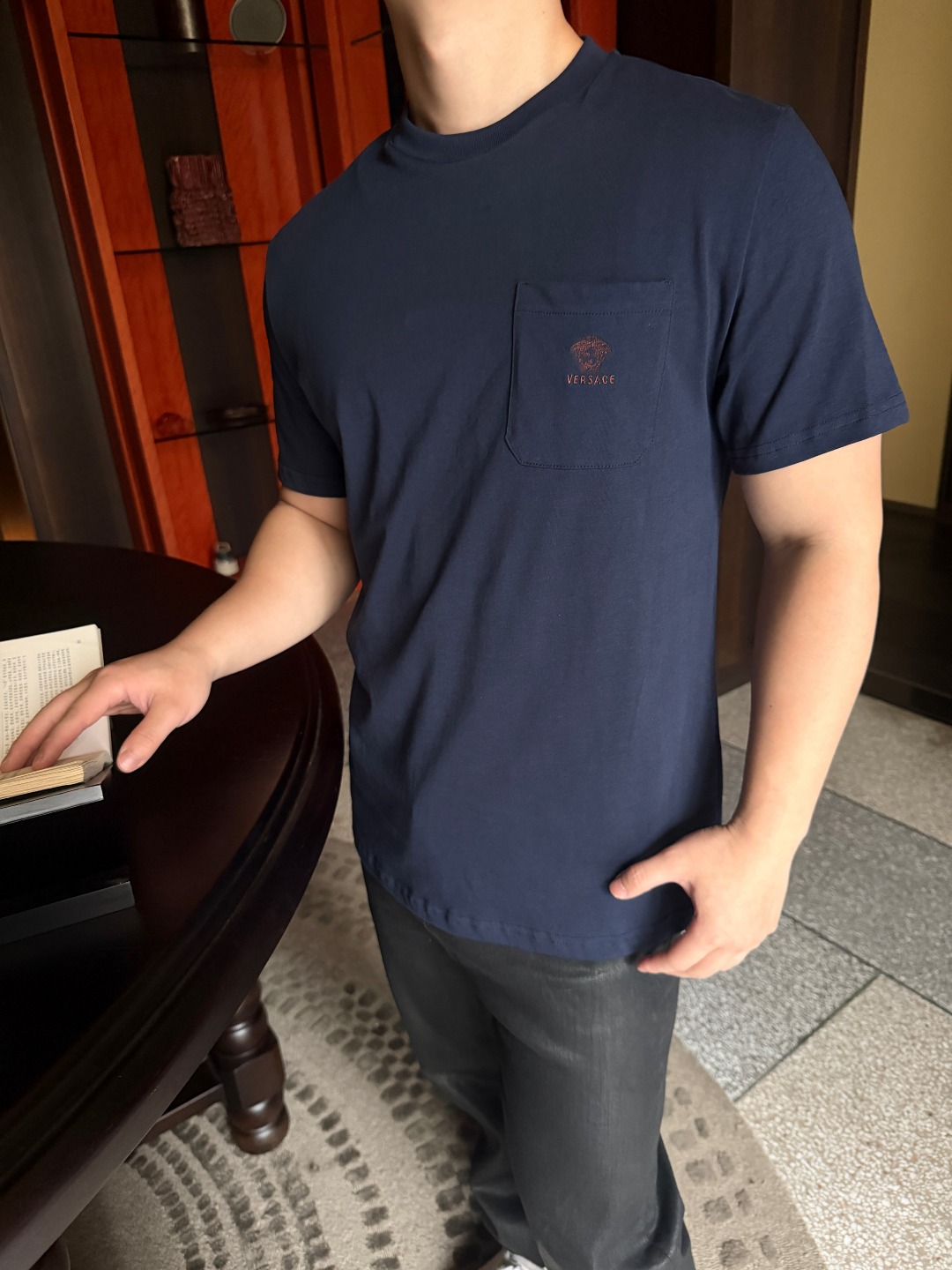 ヴェルサーチ 刺繍パッチポケット付き半袖Tシャツ、ブルー 詳細画像 2