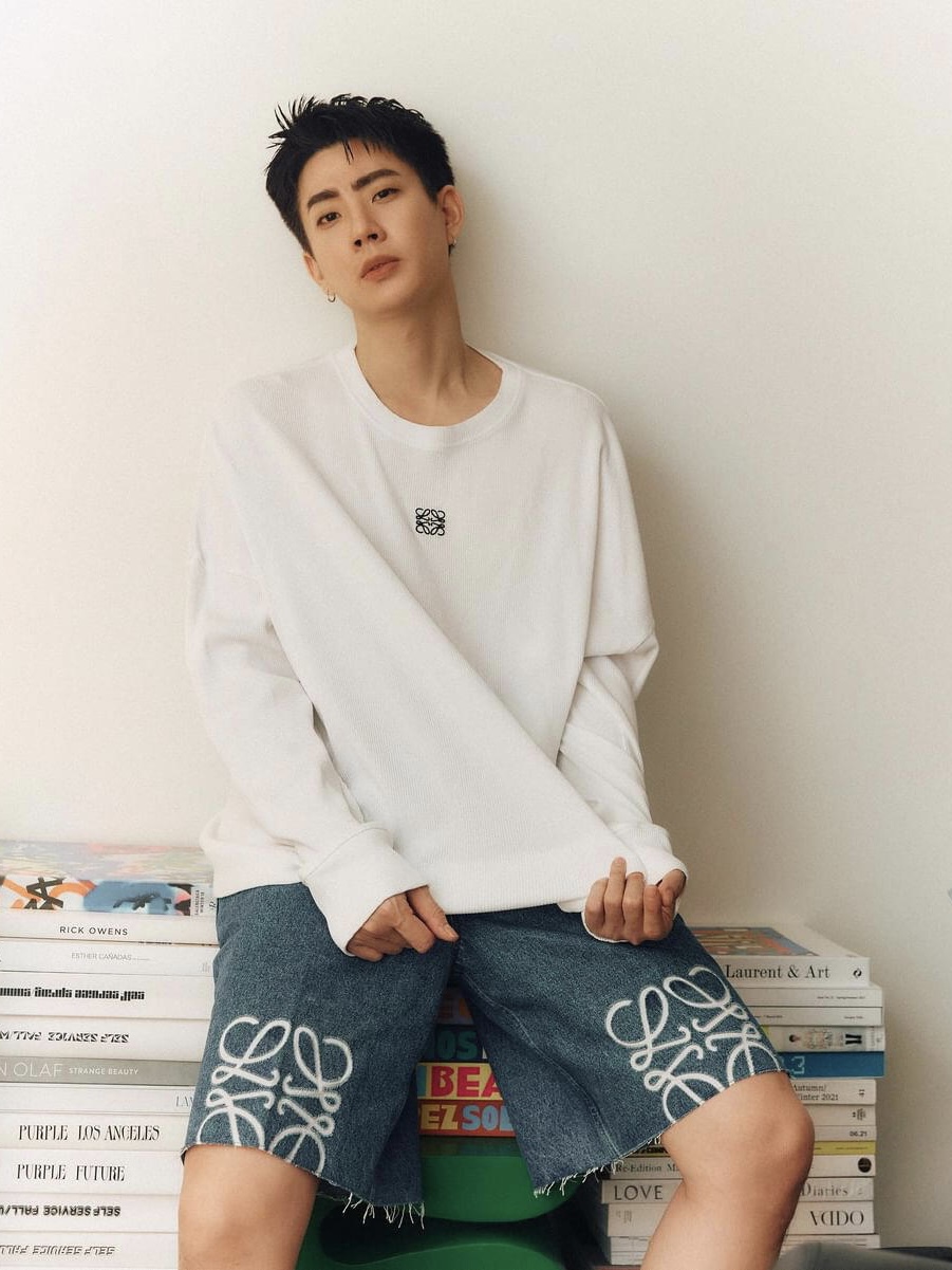 ロエベの長袖Tシャツ、フロントに刺繍ロゴ入り、ホワイト 詳細画像 2