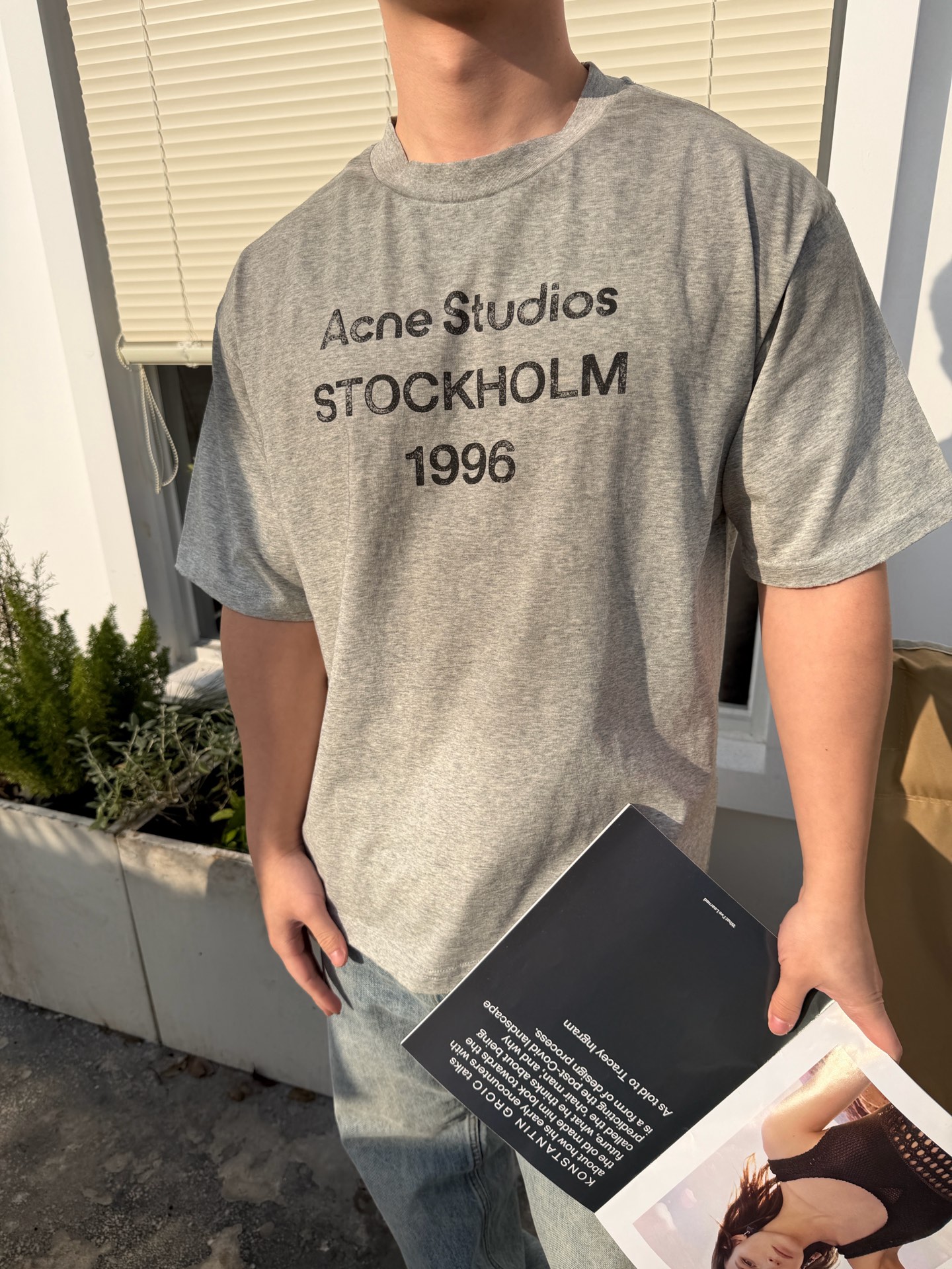 アクネ ストゥディストーションズ プリント入りダメージ加工ロゴ入り半袖Tシャツ、グレー 詳細画像 3