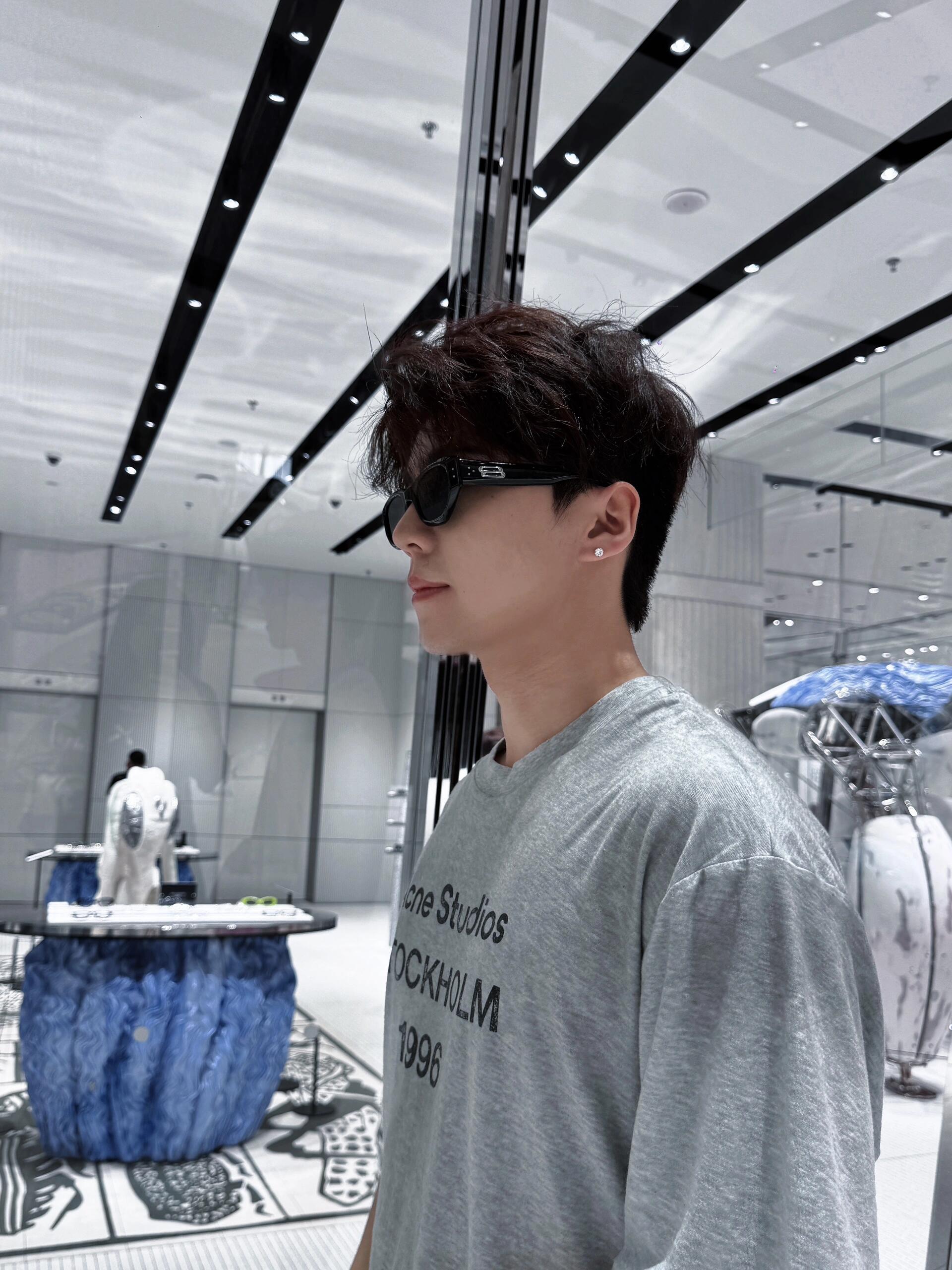 アクネ ストゥディストーションズ プリント入りダメージ加工ロゴ入り半袖Tシャツ、グレー 詳細画像 2