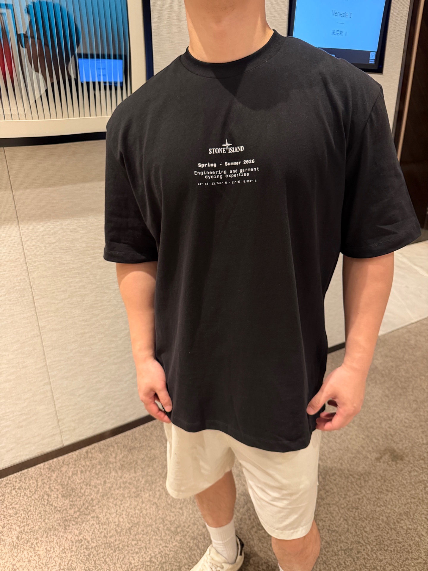 ストーンアイランド プリント半袖Tシャツ、ブラック 詳細画像 1