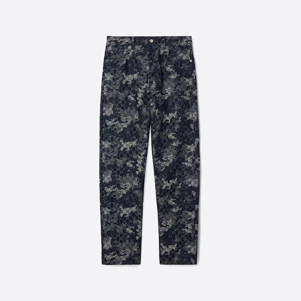 グッチの迷彩柄ジャカードスーツ、デニムパンツ