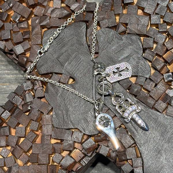 クロームハーツ クロスホイッスル + ダイヤモンド入り剣 + ダイヤモンド入りミリタリーバッジ