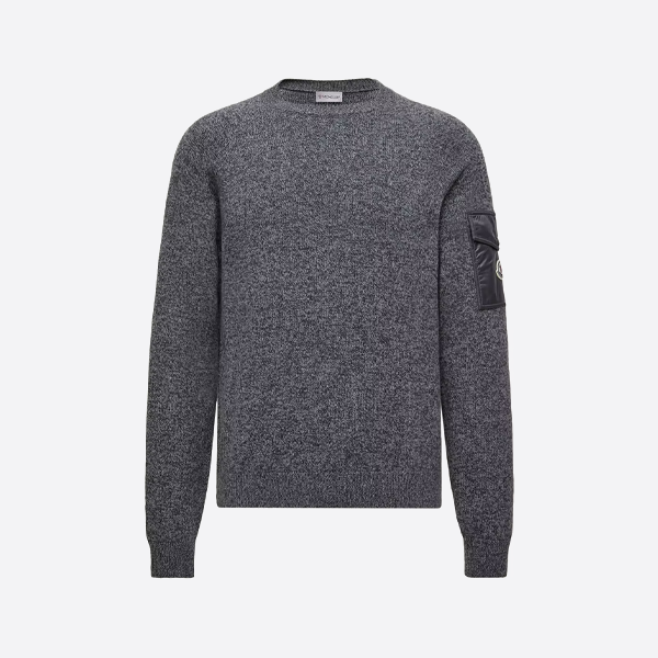 袖口とポケット付きのモンクレールセーター