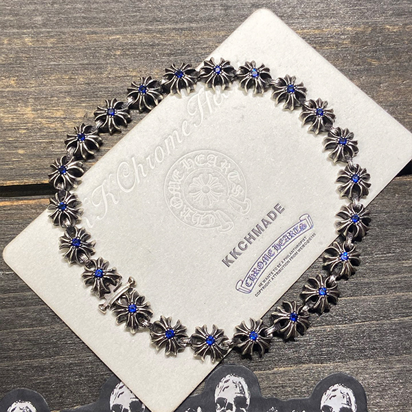 クロームハーツ ブルーダイヤモンドをちりばめたタイニープラスクロスブレスレット