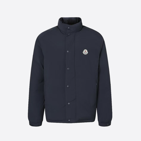 モンクレールの小さなロゴが入った無地スタンドカラーダウンジャケット