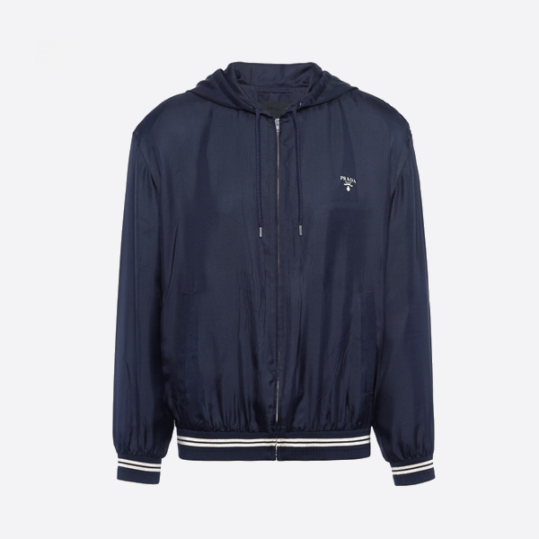 プラダのフード付きジャケット。裾にリボンがあしらわれ、マルベリーシルク製。