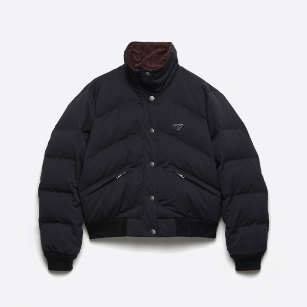 プラダの新作トライアングルロゴスタンドカラーダウンジャケット