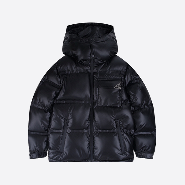 プラダのネームプレートが入ったダウンジャケット、ブラック