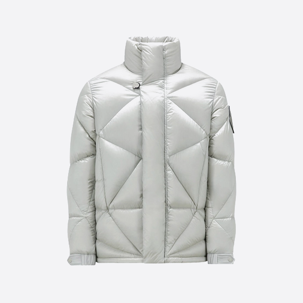モンクレール x ファレル・ウィリアムズのコラボレーションによる、三角カットのスタンドカラーダウンジャケット