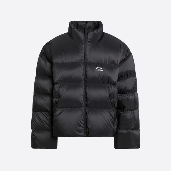 バレンシアガ 円形ロゴ スタンドカラー ダウンジャケット、ブラック