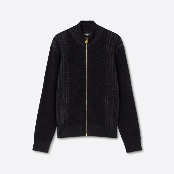 ヴェルサーチのジャカードニットカーディガン。背面にポートレート柄のジャカードが入ったジップアップスタンドカラー。