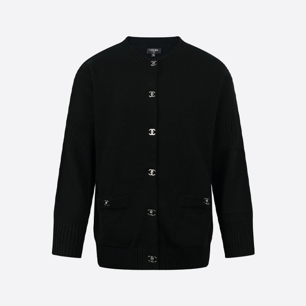 シャネルのダブルCボタンニットカーディガン