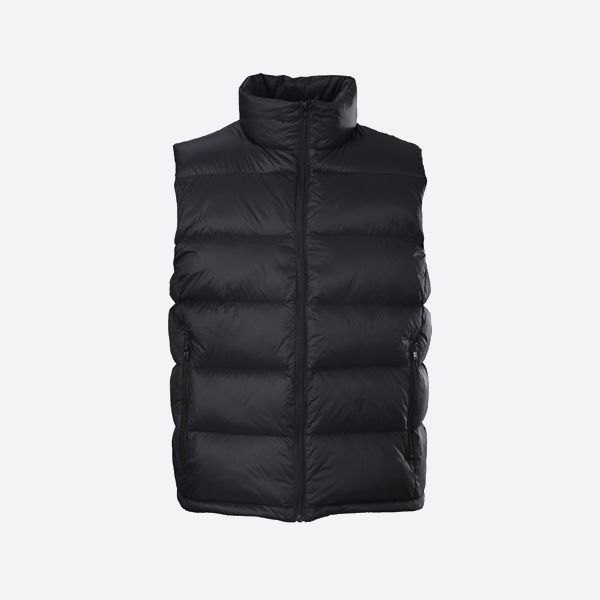 後ろ襟に円形の刺繍が施されたバレンシアガのダウンベスト