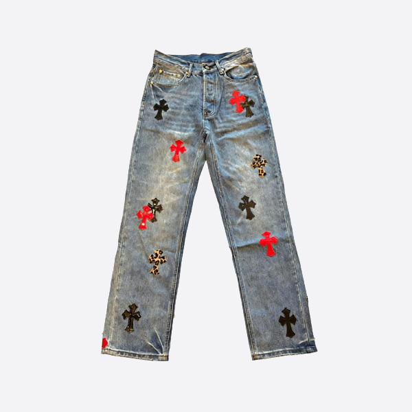 Chrome Hearts ミラー加工のレッドレザー、ヒョウ柄クロスパッチ、ウォッシュ加工のブルージーンズ