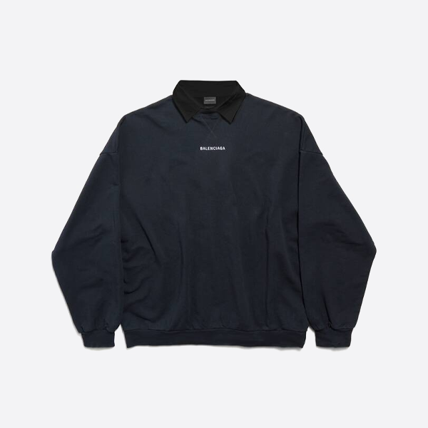 バレンシアガの新作、背中に刺繍が施されたシャツカラーのスウェットシャツ