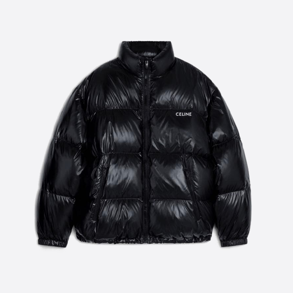 胸に小さな文字のプリントが施されたセリーヌのショートダウンジャケット