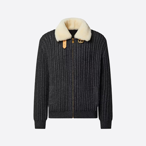 ルイ・ヴィトンのカシミアとウールの混紡ベルト付きジャケット（ファーカラーとレザーバックル付き）