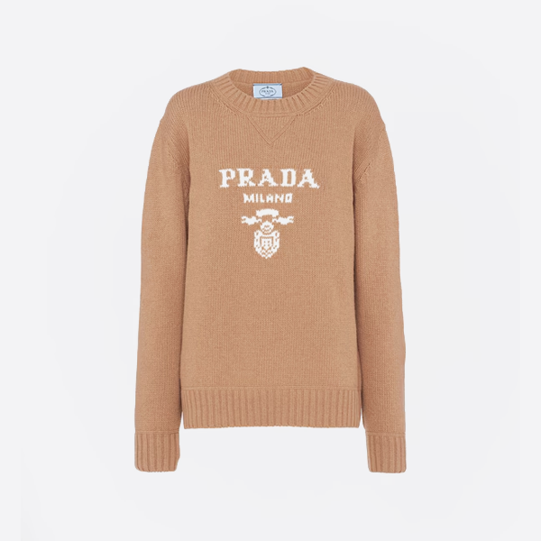 プラダの象徴的な文字柄のレトロスタイルセーター