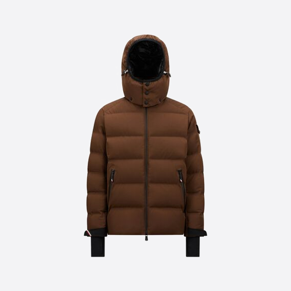 袖ポケットに小さなラベルが付いたモンクレールのダウンジャケット