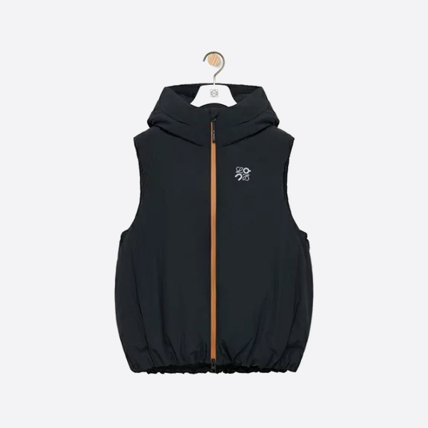 ロエベとのコラボレーション オレンジ ジップアップ フード付きダウンベスト