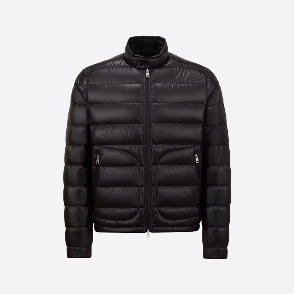 大きなポケットとスタンドカラーが特徴のモンクレールのミニマリスト ダウン ジャケット。