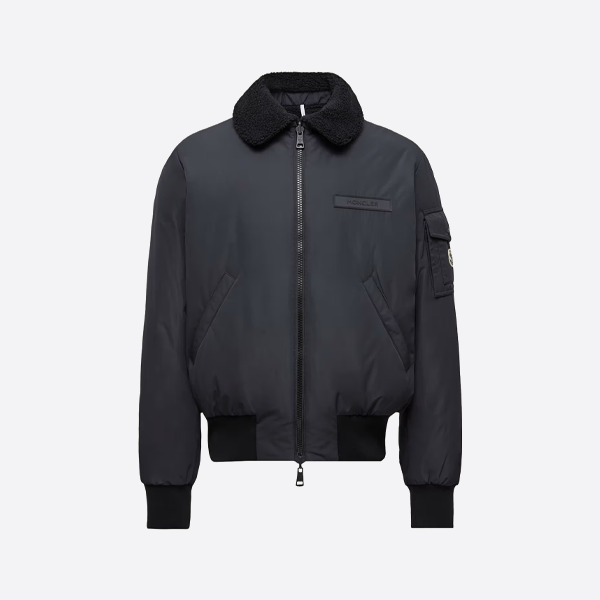 モンクレールのファーカラー付きリバーシブルダウンジャケット