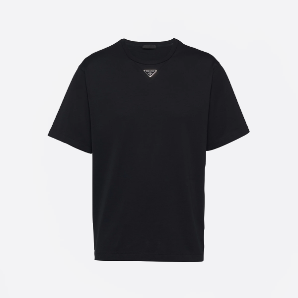プラダの新作、三角形のロゴが入った半袖の黒いTシャツ