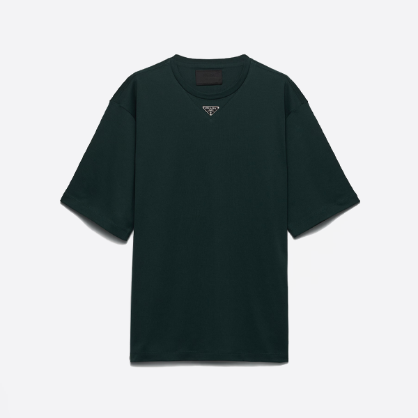 プラダの新作、ダークグリーンのトライアングルロゴ入り半袖シャツ