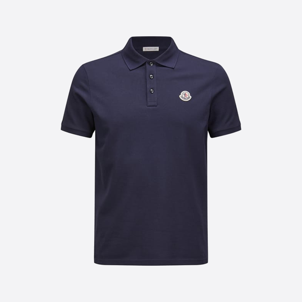 モンクレールのクラシックなブルーのネックラインの半袖ポロシャツ。