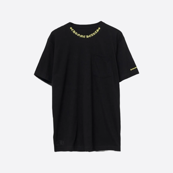 クロムハーツの半袖シャツ。襟元にサンスクリット語のロゴ入り。ブラック。