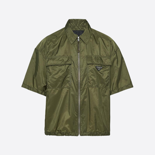 プラダのミニマルなダブルポケット半袖シャツ